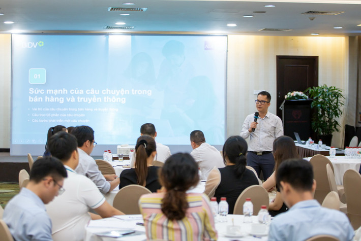 Chuyên gia đào tạo Nguyễn Thanh Sơn (Chủ tịch Tập đoàn MVV) chia sẻ thông tin với các học viên Chinh phục khách hàng bằng nghệ thuật kể chuyện! -0