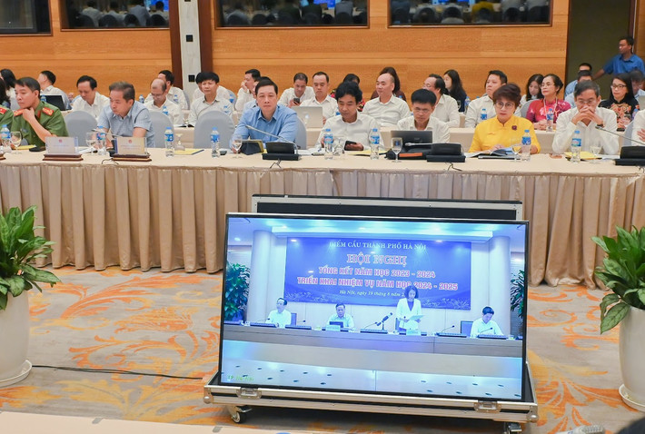 Phó Chủ tịch UBND TP. Hà Nội Vũ Thu Hà báo cáo từ điểm cầu trực tuyến Kiến nghị bố trí đủ giáo viên hưởng lương từ ngân sách theo định mức đối với tỉnh khó khăn -0