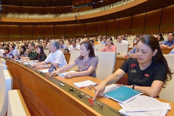 Chặt chẽ, minh bạch, hài hòa lợi ích ảnh 2 Các đại biểu Quốc hội biểu quyết thông qua Luật Đất đai tại kỳ họp bất thường lần thứ Năm