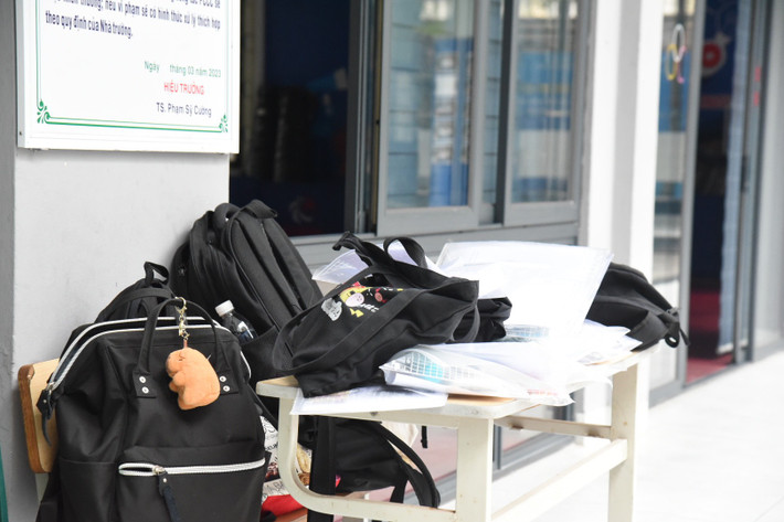 Hơn 4.000 thí sinh chính thức thi tuyển vào lớp 10 Trường THPT Nguyễn Tất Thành ảnh 14 Hơn 4000 thí sinh bước vào thi tuyển lớp 10 Trường Nguyễn Tất Thành -1