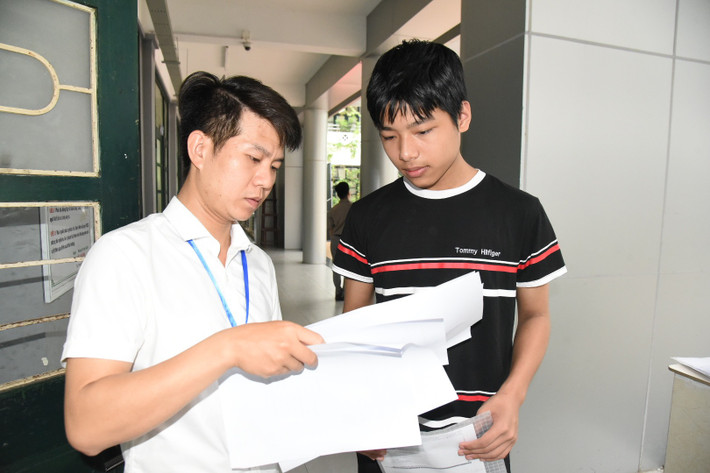 Hơn 4.000 thí sinh chính thức thi tuyển vào lớp 10 Trường THPT Nguyễn Tất Thành ảnh 9 Hơn 4000 thí sinh bước vào thi tuyển lớp 10 Trường Nguyễn Tất Thành -0