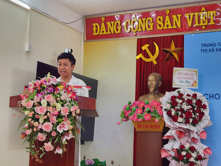 Giám đốc Trung tâm Y tế thị xã Kinh Môn Hoàng Văn Tiến phát biểu tại buổi lễ Tổng Thư ký Quốc hội Bùi Văn Cường tham dự chương trình an sinh xã hội tại Hải Dương -0