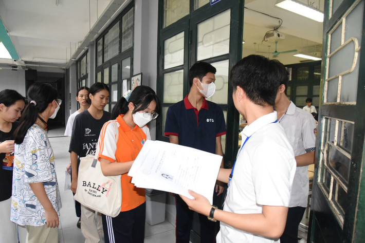 Hơn 4.000 thí sinh chính thức thi tuyển vào lớp 10 Trường THPT Nguyễn Tất Thành ảnh 10 Hơn 4000 thí sinh bước vào thi tuyển lớp 10 Trường Nguyễn Tất Thành -1