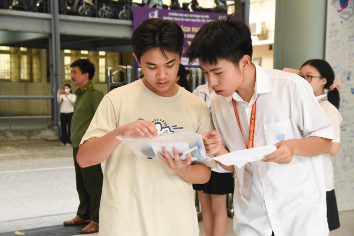 Hơn 4.000 thí sinh chính thức thi tuyển vào lớp 10 Trường THPT Nguyễn Tất Thành ảnh 1 Hơn 4000 thí sinh bước vào thi tuyển lớp 10 Trường Nguyễn Tất Thành -0