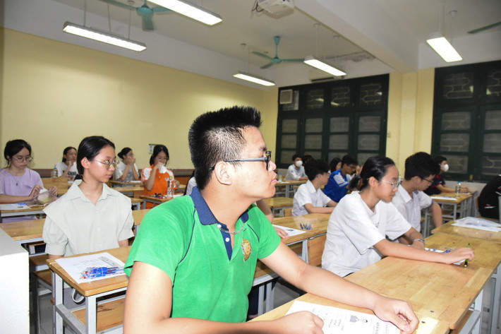 Hơn 4.000 thí sinh chính thức thi tuyển vào lớp 10 Trường THPT Nguyễn Tất Thành ảnh 11 Hơn 4000 thí sinh bước vào thi tuyển lớp 10 Trường Nguyễn Tất Thành -0