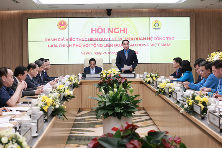 Ủy viên Trung ương Đảng, Bí thư Đảng Đoàn, Chủ tịch Tổng Liên đoàn Lao động Việt Nam Nguyễn Đình Khang trình bày báo cáo tại hội nghị. Ảnh: Nguyễn Hải Giải quyết kịp thời quyền lợi về việc làm, thu nhập, nhà ở -0