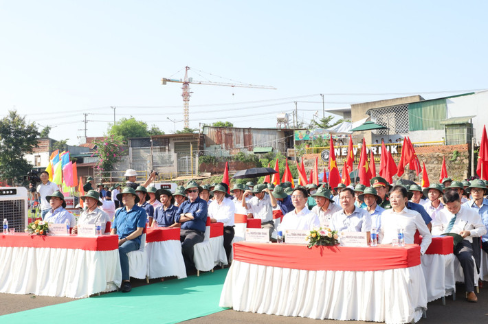 Các đại biểu và đông đảo các đoàn viên thanh niên tham dự buổi lễ Phát động Tết trồng cây và hưởng ứng Ngày Môi trường thế giới -0
