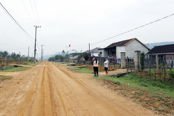 Bài cuối: Sử dụng hiệu quả các nguồn lực hỗ trợ phát triển kinh tế ảnh 1 Nhiều khu tái định cư được xây dựng đáp ứng nơi ở mới cho người dân bị ảnh hưởng bởi thiên tai. Ảnh: T.Tùng