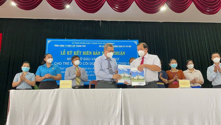 Tổng công ty Điện lực TP. Hồ Chí Minh ký Biên bản thỏa thuận bảo trợ 35 em mồ côi vì dịch Covid-19 Tổng công ty Điện lực TP. Hồ Chí Minh ký Biên bản thỏa thuận bảo trợ 35 em mồ côi vì dịch Covid-19