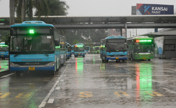 Xe buýt hoạt động trở lại trong sáng 14.10 tại bến xe Yên Nghĩa, Hà Đông, Hà Nội Xe buýt hoạt động trở lại trong sáng 14.10 tại bến xe Yên Nghĩa, Hà Đông, Hà Nội