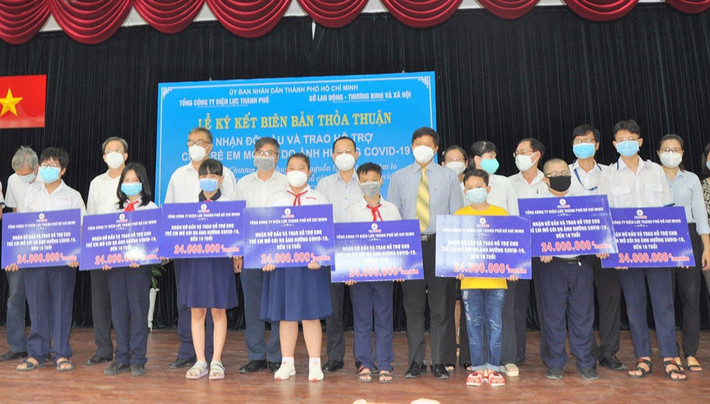 Chủ tịch Công đoàn EVNHCMC (mang cravat) cùng đại diện Sở Lao động, Thương binh và Xã hội TP. Hồ Chí Minh trao biểu trưng bảo trợ cho các em bị ảnh hưởng nặng nề bởi dịch Covid-19 Chủ tịch Công đoàn EVNHCMC (mang cravat) cùng đại diện Sở Lao động, Thương binh và Xã hội TP. Hồ Chí Minh trao biểu trưng bảo trợ cho các em bị ảnh hưởng nặng nề bởi dịch Covid-19