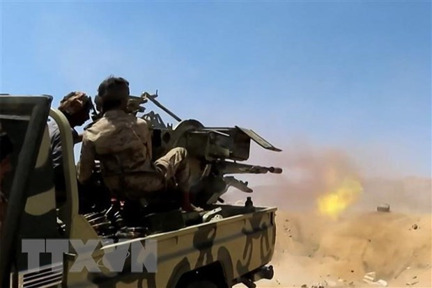Binh sỹ quân đội chính phủ Yemen giao tranh với phiến quân Houthi tại Marib, Yemen. (Ảnh: AFP/TTXVN) Binh sỹ quân đội chính phủ Yemen giao tranh với phiến quân Houthi tại Marib, Yemen. (Ảnh: AFP/TTXVN)