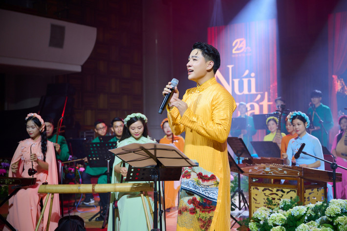 Trần Tùng Anh khoe giọng nữ ngọt ngào qua ca khúc "Nàng thơ xứ Huế" tại buổi giới thiệu album vol.1 “Núi hát” ngày 24.9. Ảnh: BTC Giọng ca phi giới tính Trần Tùng Anh ra album đầu tay “Núi hát” -0