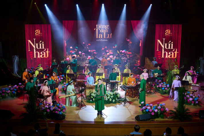 "Núi hát" có sự hậu thuẫn từ nhạc trưởng Đồng Quang Vinh, nhạc sĩ Lưu Quang Minh cùng êkip Giọng ca phi giới tính Trần Tùng Anh ra album đầu tay “Núi hát” -0