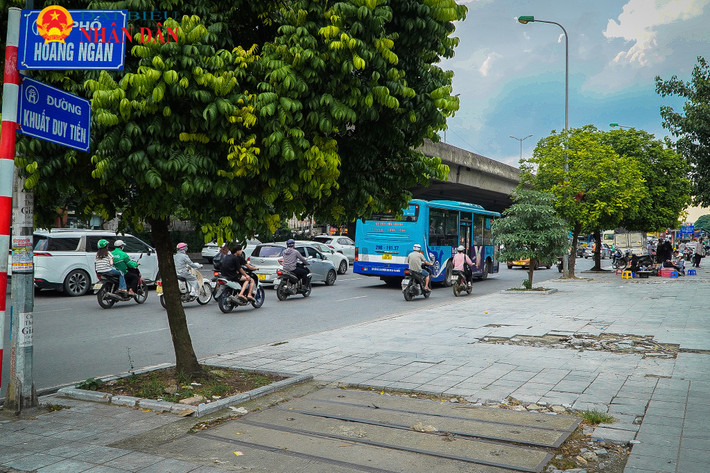 Hàng loạt vỉa hè lát đá “độ bền 70 năm” tại nhiều tuyến phố Hà Nội xuống cấp nghiêm trọng ảnh 10 Hàng loạt vỉa hè lát đá “độ bền 70 năm” tại nhiều tuyến phố Hà Nội xuống cấp nghiêm trọng -0