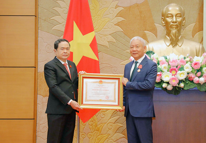 Chủ tịch Quốc hội Vương Đình Huệ trao Huân chương Hồ Chí Minh, Huân chương Quân công tặng lãnh đạo, nguyên lãnh đạo Quốc hội ảnh 8 Chủ tịch Quốc hội Vương Đình Huệ trao Huân chương Hồ Chí Minh, Huân chương Quân công tặng lãnh đạo, nguyên lãnh đạo Quốc hội -0