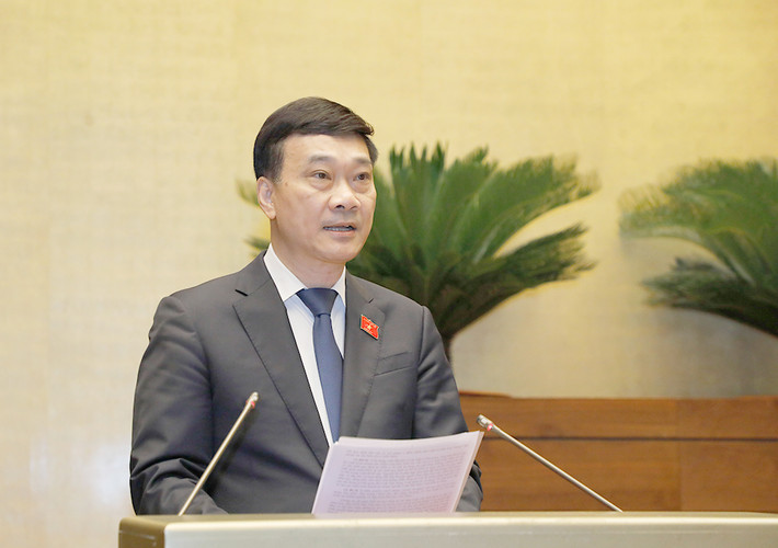 Chủ nhiệm Ủy ban Kinh tế Vũ Hồng Thanh trình bày báo cáo thẩm tra. Ảnh: Hồ Long Làm rõ trường hợp dự án dầu khí là dự án quan trọng quốc gia -0