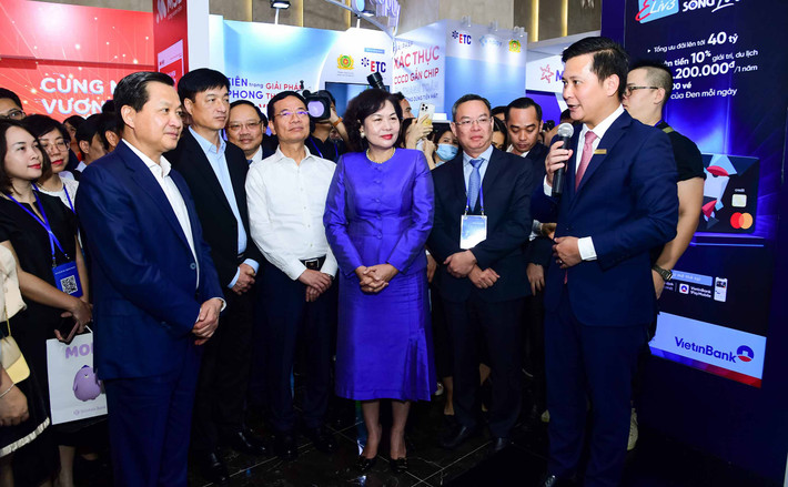 Đại diện VietinBank giới thiệu về các sản phẩm công nghệ mới tại sự kiện Ngày Chuyển đổi số ngành Ngân hàng năm 2023 Định vị và tạo đà bứt phá -0