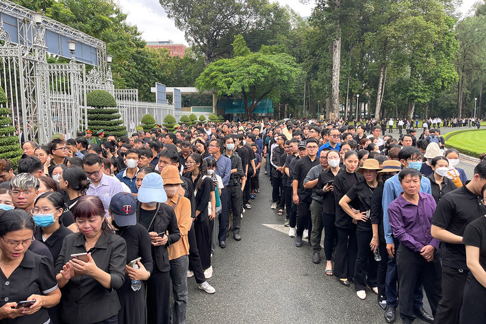 Người dân sếp hàng chờ vào viếng Tổng Bí thư Nguyễn Phú Trọng TP. Hồ Chí Minh: Những dòng Sổ tang xúc động tiễn biệt Tổng Bí thư Nguyễn Phú Trọng -0
