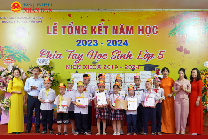 Lễ tuyên dương khen thưởng và chia tay học sinh khối lớp 5 tại trường Tiểu học Văn Khê Hàng nghìn học sinh tại Hà Nội tham gia lễ bế giảng năm học 2023-2024 -0