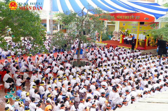 Lễ bế giảng năm học 2023 - 2024 của trường Tiểu học Văn Khê (quận Hà Đông) vào sáng ngày 27.4 Hàng nghìn học sinh tại Hà Nội tham gia lễ bế giảng năm học 2023-2024 -0