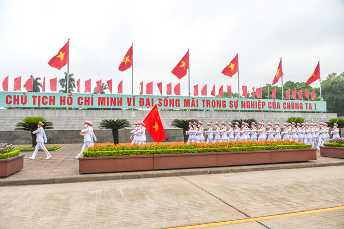 Trang nghiêm lễ thượng cờ tại quảng trường Ba Đình nhân dịp 47 năm ngày thống nhất đất nước ảnh 30 Trang nghiêm lễ thượng cờ tại quảng trường Ba Đình nhân dịp 47 năm ngày thống nhất đất nước -0