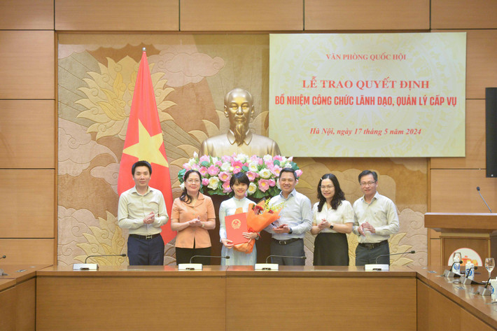 Văn phòng Quốc hội trao quyết định bổ nhiệm cán bộ lãnh đạo, quản lý ảnh 4 Các đại biểu chụp ảnh kỷ niệm