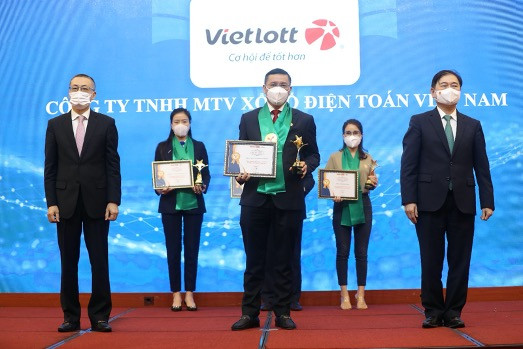 Vietlott được vinh danh trong Top 10 ngành dịch vụ số - bán lẻ Thương hiệu mạnh Việt Nam 2021 Ảnh: T.Phong Vietlott được vinh danh trong Top 10 ngành dịch vụ số - bán lẻ Thương hiệu mạnh Việt Nam 2021 Ảnh: T.Phong