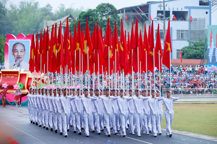 Bài cuối: Giữ vững vị thế, vai trò lãnh đạo của Đảng - nhiệm vụ then chốt, quyết định thành bại với công cuộc đổi mới ảnh 1 Khối cờ Đảng, cờ Tổ quốc tham gia diễu hành tại Lễ kỷ niệm 70 năm Chiến thắng Điện Biên Phủ ngày 7.5.2024 . Nguồn:chinhphu.vn
