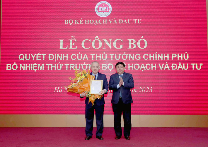 Bộ trưởng Bộ Kế hoạch và Đầu tư Nguyễn Chí Dũng trao Quyết định bổ nhiệm và chúc mừng tân Thứ trưởng Đỗ Thành Trung Công bố, trao quyết định bổ nhiệm Thứ trưởng Bộ Kế hoạch và Đầu tư Đỗ Thành Trung -0