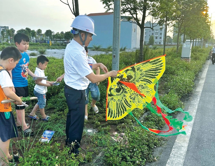 Điện lực Hà Nam kiểm tra, ngăn chặn việc thả diều gần đường dây điện Tích cực hưởng ứng Tháng hành động an toàn vệ sinh lao động -0