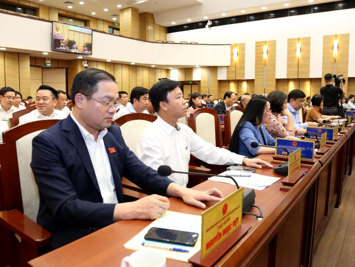 Các đại biểu biểu quyết thông qua Nghị quyết. Hà Nội dành 23.524 tỷ để triển khai dự án đường Vành đai 4 - Vùng Thủ đô -0