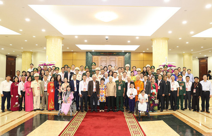 Tổng Bí thư Nguyễn Phú Trọng gặp mặt đại biểu điển hình tiêu biểu toàn quốc học tập và làm theo tư tưởng, đạo đức, phong cách Hồ Chí Minh ảnh 4 Tổng Bí thư Nguyễn Phú Trọng gặp mặt đại biểu điển hình tiêu biểu toàn quốc học tập và làm theo tư tưởng, đạo đức, phong cách Hồ Chí Minh -2