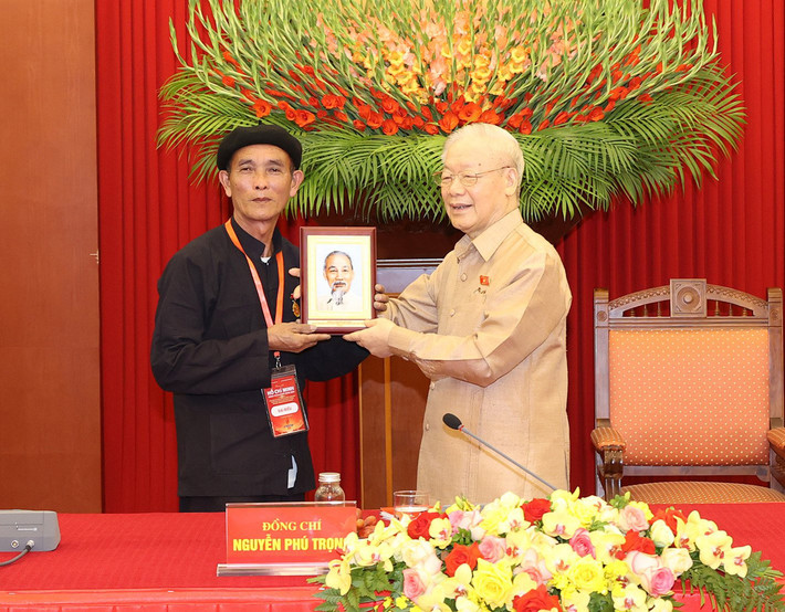 Tổng Bí thư Nguyễn Phú Trọng gặp mặt đại biểu điển hình tiêu biểu toàn quốc học tập và làm theo tư tưởng, đạo đức, phong cách Hồ Chí Minh ảnh 6 Tổng Bí thư Nguyễn Phú Trọng gặp mặt đại biểu điển hình tiêu biểu toàn quốc học tập và làm theo tư tưởng, đạo đức, phong cách Hồ Chí Minh -4