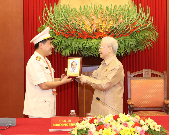 Tổng Bí thư Nguyễn Phú Trọng gặp mặt đại biểu điển hình tiêu biểu toàn quốc học tập và làm theo tư tưởng, đạo đức, phong cách Hồ Chí Minh ảnh 7 Tổng Bí thư Nguyễn Phú Trọng gặp mặt đại biểu điển hình tiêu biểu toàn quốc học tập và làm theo tư tưởng, đạo đức, phong cách Hồ Chí Minh -5