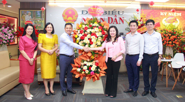 Tổng Biên tập Báo Đại biểu Nhân dân Phạm Thị Thanh Huyền và lãnh đạo, cán bộ, phóng viên, biên tập viên và người lao động Báo Đại biểu Nhân dân đón nhận lẵng hoa của Phó Chủ nhiệm Ủy ban Kinh tế Nguyễn Đình Việt. Ảnh: Khánh Duy Đại diện Ủy ban Kinh tế và các cơ quan, địa phương thăm và chúc mừng Báo Đại biểu Nhân dân -0