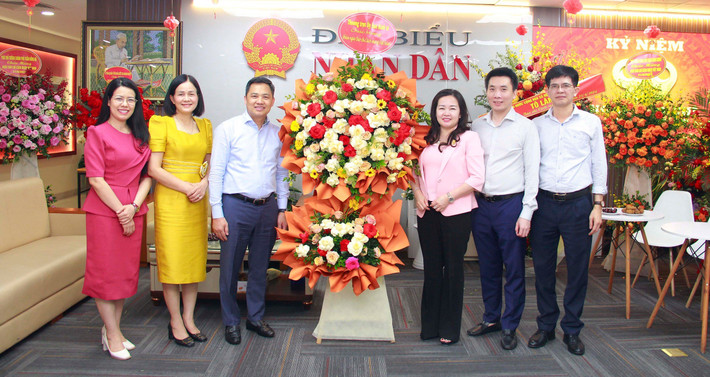 Phó Chủ nhiệm Ủy ban Kinh tế Nguyễn Đình Việt thay mặt Ủy ban Kinh tế chúc mừng tập thể lãnh đạo, cán bộ, phóng viên, biên tập viên và người lao động Báo Đại biểu Nhân dân nhân nhân kỷ niệm 99 năm Ngày Báo chí cách mạng Việt Nam. Ảnh: Khánh Duy Đại diện Ủy ban Kinh tế và các cơ quan, địa phương thăm và chúc mừng Báo Đại biểu Nhân dân -0