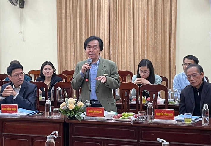 Nhà nghiên cứu văn học dân gian Nguyễn Hùng Vĩ chia sẻ tại tọa đàm. Ảnh: kinhtedothi.vn Phát huy giá trị di sản đền thờ Công chúa Khúc Thị Ngọc -0