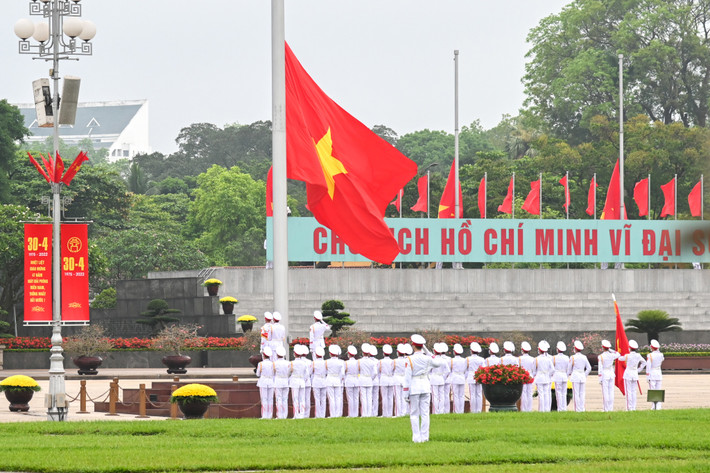 Trang nghiêm lễ thượng cờ tại quảng trường Ba Đình nhân dịp 47 năm ngày thống nhất đất nước ảnh 23 Trang nghiêm lễ thượng cờ tại quảng trường Ba Đình nhân dịp 47 năm ngày thống nhất đất nước -0