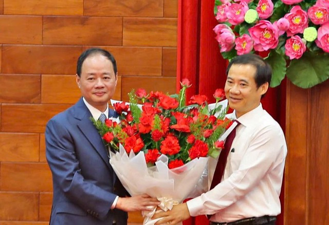 Quyền Bí thư Tỉnh ủy Lâm Đồng Nguyễn Thái Học tặng hoa chức mừng tân Phó Bí thư Trần Hồng Thái Thứ trưởng Bộ Khoa học và Công nghệ Trần Hồng Thái giữ chức Phó Bí thư Tỉnh ủy Lâm Đồng -0