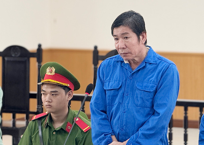 Bị cáo Nguyễn Văn Bi bị tòa tuyên phạt 8 năm tù Nguyên chấp hành viên thi hành án lãnh 8 năm tù về tội Tham ô tài sản