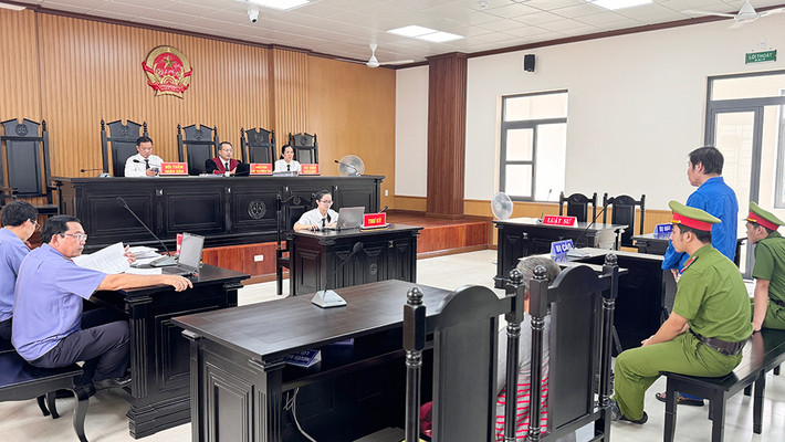 Quang cảnh phiên tòa Nguyên chấp hành viên thi hành án lãnh 8 năm tù về tội Tham ô tài sản