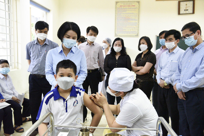 Giám đốc Sở Y tế Hà Nội kiểm tra công tác tiêm chủng cho trẻ, tại quận Hà Đông Định nghĩa rõ
