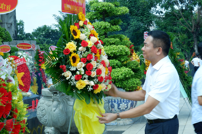Phó Chủ nhiệm Ủy ban Quốc phòng và An ninh, Trung tướng Nguyễn Minh Đức dâng hương tưởng niệm các Anh hùng Liệt sĩ tại Nghĩa trang Liệt sĩ TP. Hồ Chí Minh Phó Chủ nhiệm Ủy ban Quốc phòng và An ninh, Trung tướng Nguyễn Minh Đức dâng hương tưởng niệm các Anh hùng Liệt sĩ tại Nghĩa trang Liệt sĩ TP. Hồ Chí Minh