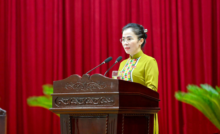Chủ tịch Ủy ban MTTQ Việt Nam tỉnh Võ Thị Minh Sinh trình bày tóm tắt về hoạt động của MTTQ Việt Nam tỉnh. Ảnh: T. Cường Nghệ An: GRDP đứng thứ 3 khu vực Bắc Trung Bộ và thứ 26 cả nước -0