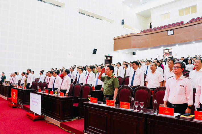Các đại biểu làm lễ chào cờ. Ảnh: H. Phong Nghệ An: GRDP đứng thứ 3 khu vực Bắc Trung Bộ và thứ 26 cả nước -0