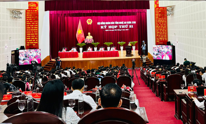 Toàn cảnh kỳ họp. Ảnh: H. Phong Nghệ An: GRDP đứng thứ 3 khu vực Bắc Trung Bộ và thứ 26 cả nước -0