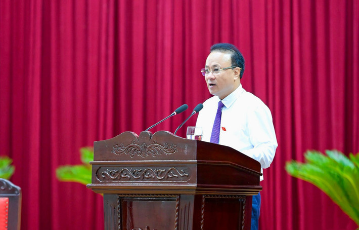 Phó Chủ tịch Thường trực HĐND tỉnh Nguyễn Nam Đình báo cáo tóm tắt nội dung các tờ trình, dự thảo Nghị quyết do Thường trực HĐND tỉnh trình kỳ họp. Ảnh: T. Cường Nghệ An: GRDP đứng thứ 3 khu vực Bắc Trung Bộ và thứ 26 cả nước -0