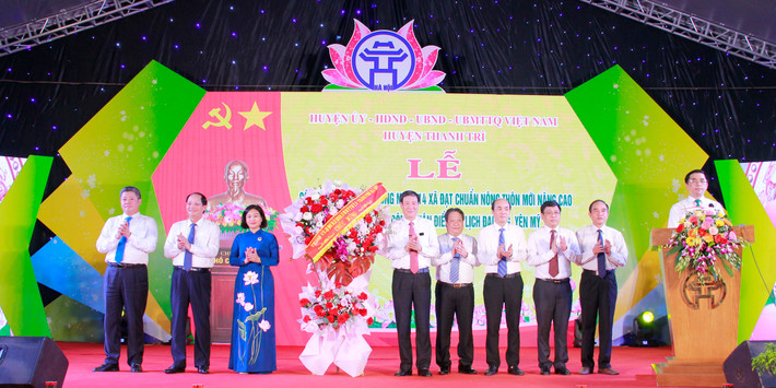 Lãnh đạo thành phố trao lẵng hoa chúc mừng huyện Thanh Trì 14 xã của huyện Thanh Trì được công nhận đạt chuẩn nông thôn mới nâng cao -0