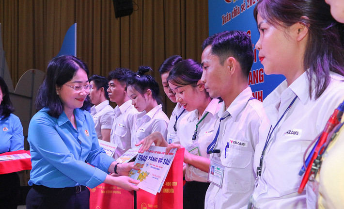 Chủ tịch LĐLĐ tỉnh Bình Dương Nguyễn Kim Loan tặng vé tàu cho các công nhân. Ảnh: ĐT Bình Dương chi hơn 600 tỷ đồng chăm lo Tết cho công nhân lao động khó khăn